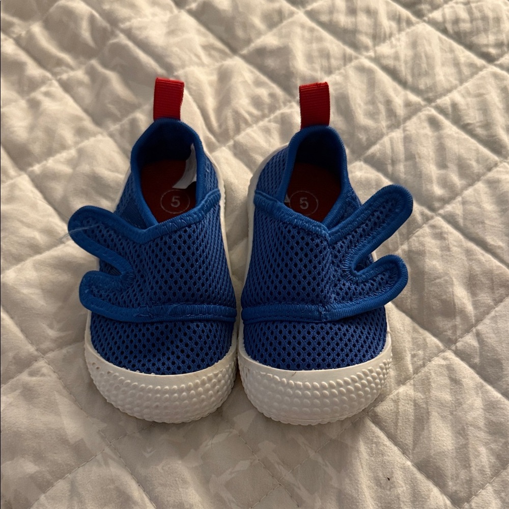 Cat & Jack toddler water shoes, size 5